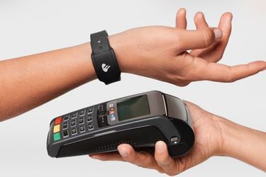 Pulsera chip y tarjeta de débito digital: innovaciones de Santander ante la nueva realidad