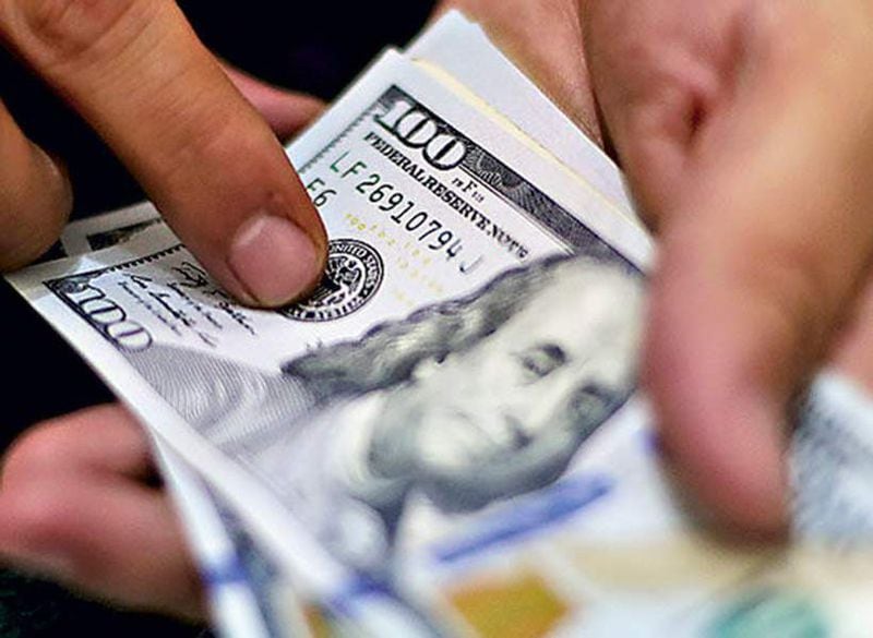 Dólar extiende su alza y el peso chileno es la moneda que más se deprecia entre las emergentes