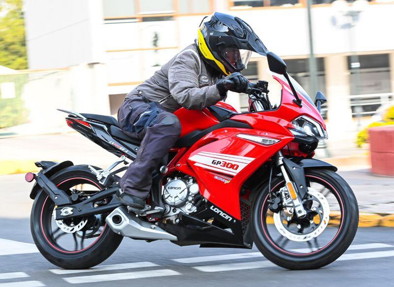 Loncin Lx300gs A Una Chica De Rojo Coqueta Y Veloz La Tercera