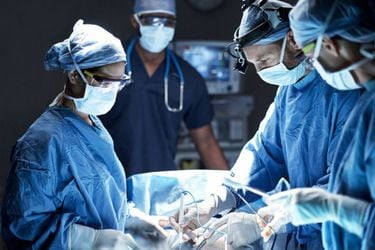 Pacientes con coronavirus sometidos a cirugía tienen mayor riesgo de muerte tras la operación 