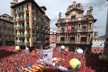 Dan inicio a las fiestas taurinas de San Fermín en Pamplona