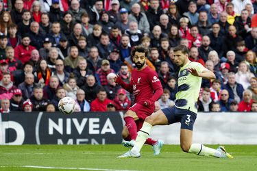 Mohamed Salah remata ante la marca de Rúben Dias, en el duelo entre el Liverpool y el Manchester City.