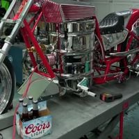 Hombre inventa curiosa moto que funciona con cerveza en vez de combustible