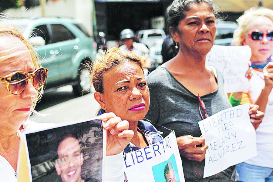 Asamblea Nacional sesiona afuera de la sede (41814504)