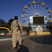 La última ofensiva de los talibanes contra las mujeres afganas: les prohíben la entrada a parques de atracciones y gimnasios