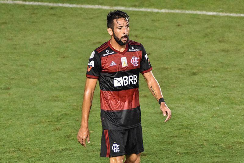 Ex-Flamengo, Mauricio Isla deixa a Universidad Católica e fica livre no  mercado