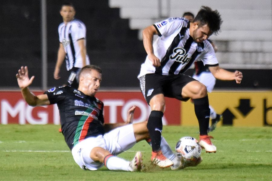El expulsado Agustín Farías fue el villano de la derrota de Palestino ante Libertad, en la Copa Sudamericana.
