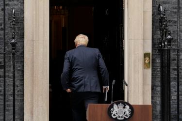 Downing Street suma una nueva salida por la puerta de atrás con la dimisión de Johnson