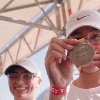 Video “Santiago corre con Pegasus” muestra la satisfacción de tres jóvenes runners que lograron sus metas en el Maratón de Santiago 2023