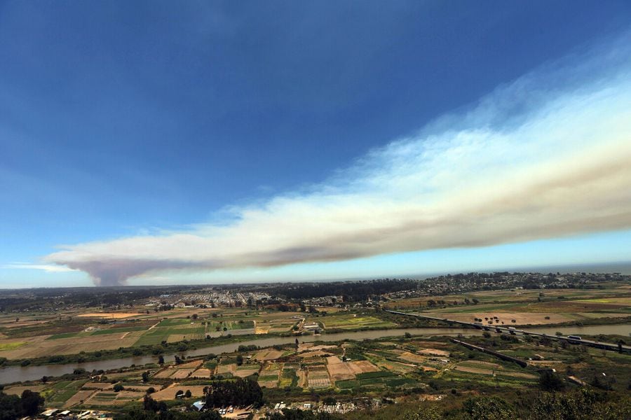 Vista de la columna de humo del incendio forestal que afecta al sector Yali Alto del Fundo Panguirosa, en el límite de las comunas de Santo Domingo y San Pedro.