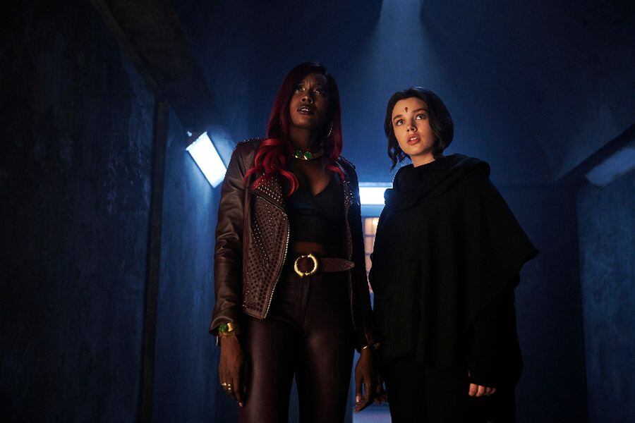 Superboy, Raven, Starfire, Blackfire y Scarecrow están en Gotham en nuevas fotos  de las filmaciones de Titans - La Tercera