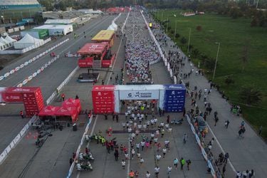 Miles de capitalinos llegan hasta el Parque O'Higgins para participar de la Maratón Santiago 2023.