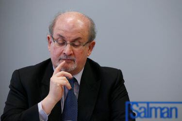 Escritor Salman Rushdie está conectado a respirador artificial tras ser apuñalado en Nueva York