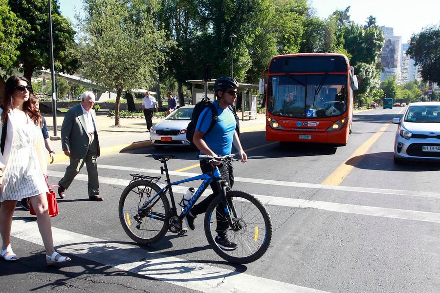 La señalética define dónde deberán desmontar los ciclistas.