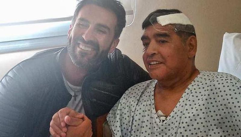Leopoldo Luque, el médico que intervino a Maradona, posa con el fallecido astro.