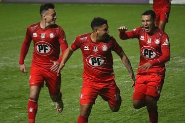 Jeisson Vargas celebra el segundo gol de Unión La Calera sobre O'Higgins.
