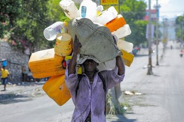 Haitianos afrontan grave escasez de agua por disturbios en Puerto Príncipe
