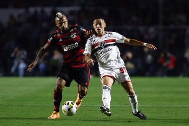 Arturo Vidal destaca en el triunfo del Flamengo sobre Sao Paulo por el Brasileirao