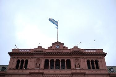 Fitch rebaja nota de Argentina por riesgo de pago de deuda