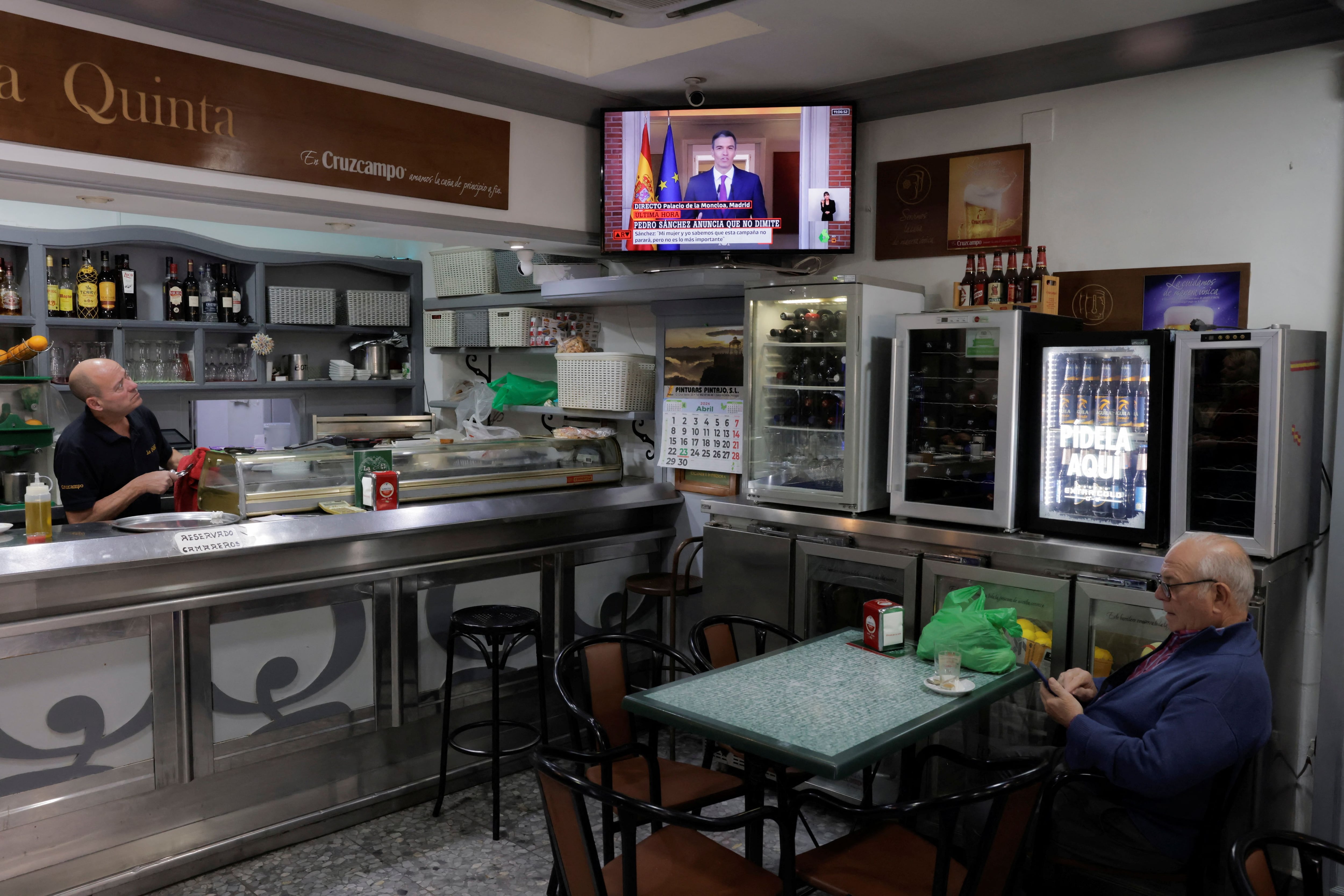 Un camarero ve una retransmisión televisiva de una declaración del presidente del gobierno español, Pedro Sánchez, en un bar, en Ronda, España, an 29 de abril de 2024. Foto: Reuters
