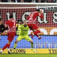 Sin Aránguiz, el Bayer Leverkusen cae con el Augsburgo