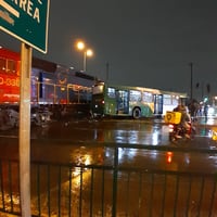 Bus del sistema RED colisiona con tren de carga en Maipú