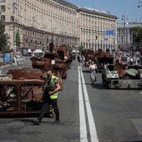 Ucrania exhibe tanques rusos destruidos en el centro de Kiev 