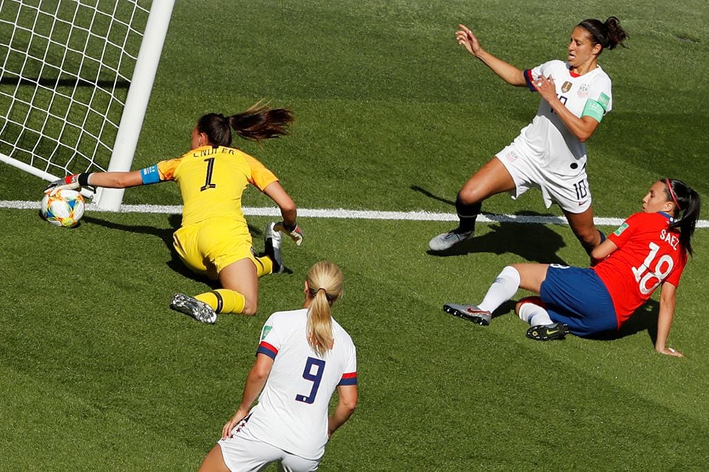 Soccer Football - Women's World Cup - Group F - United States v Chile - Parc des Princes, Paris, France - June 16, 2019  Chile's Claudia Endler makes a save from Carli Lloyd of the U.S.   REUTERS/Gonzalo Fuentes