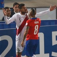Soldado que arranca: Carlos Zambrano se abuena con Arturo Vidal antes del choque entre Alianza Lima y Colo Colo