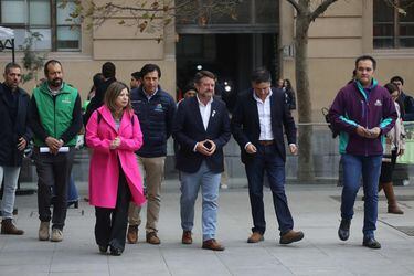 El gobernador de Santiago, Claudio Orrego, junto a los alcaldes Maximiliano Ríos, de Lo Prado; Joel Olmos, alcalde de La Cisterna, Paulina Bobadilla de Quilicura, René de la Vega alcalde de Conchalí, Luis Astudillo, alcalde de Pedro Aguirre Cerda, se reúnen con el Subsecretario del Interior Manuel Monsalve, para solicitar la inclusión de estas comunas al Plan Calles sin Violencia, para reducir los índices de violencia y delincuencia en la región.