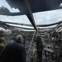 Bomberos logra controlar incendio en local comercial de Barrio Italia