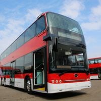 Cómo son los nuevos buses de dos pisos del transporte público de Santiago