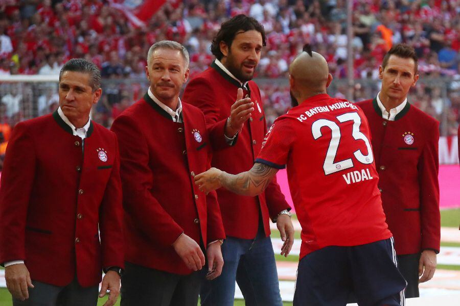 Arturo Vidal celebra el título del Bayern - La Tercera