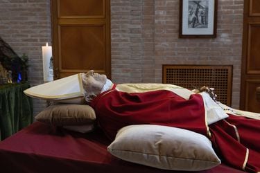 Revelan las primeras imágenes de los restos del fallecido Benedicto XVI en el monasterio ‘Mater Ecclesiae’