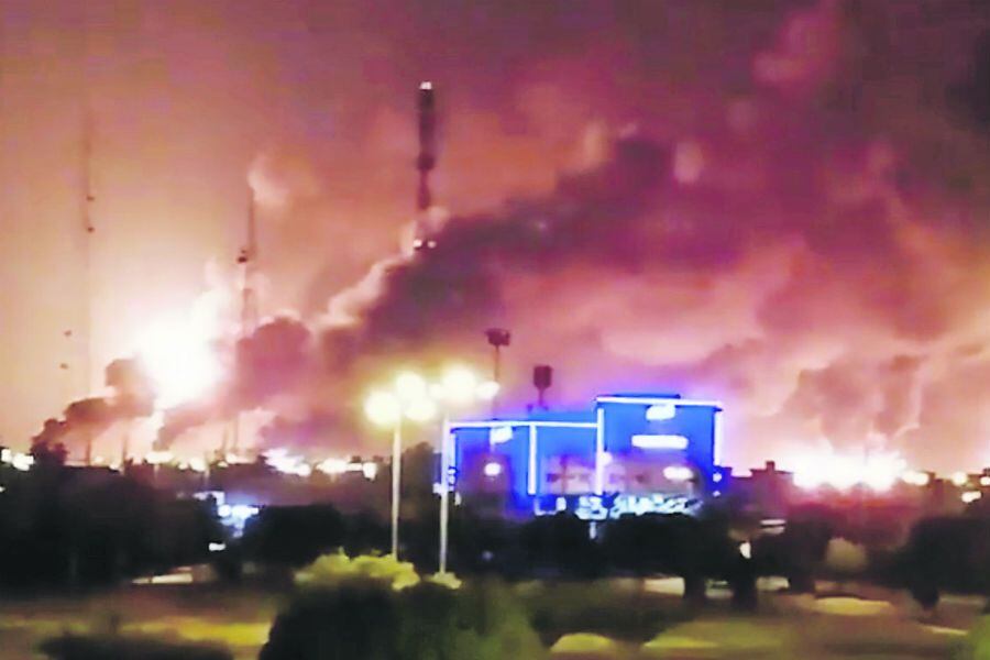 Smoke is seen following a fire at an Aramco factory in Abqaiq (46757787)