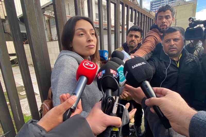 Camila Polizzi habla con la prensa en las afueras del domicilio de su padres.