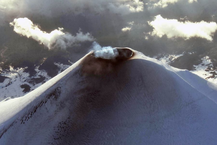 Vista del volcán Villarrica que se encuentra en alerta naranja.
