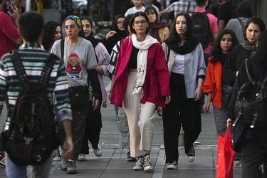 Parlamento de Irán aprueba proyecto que endurece castigos a mujeres que violen el código de vestimenta 