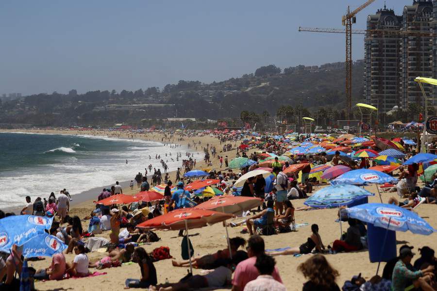 VIÑA DEL MAR: Cientos de personas disfrutan de la playa