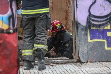 Personal de Bomberos trabajando en el rescate de un trabajador de construcción en pleno centro de Santiago.