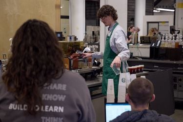 Starbucks se replantea casi todo, incluso la forma de hacer los Frappuccinos
