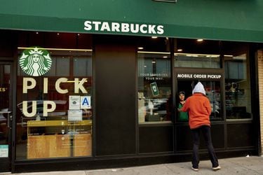 Starbucks planea aumentos para los baristas y dice que los cafés sindicalizados tendrán que llegar a un acuerdo 