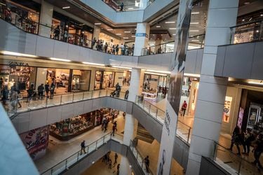 Ventas del retail desaceleran su caída en febrero y tiendas especializadas anotan la menor baja