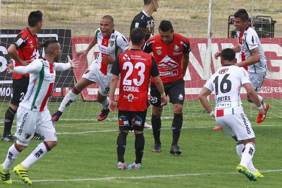 Leandro Benegas anotó en 2016 una tripleta en la goleada de Palestino sobre Deportes Antofagasta por 5-1. En el arco Puma estaba Matías Dituro, hoy en Universidad Católica. Foto: Agencia Uno.