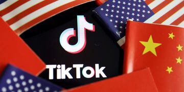 FILE PHOTO: FILE PHOTO: Illustration picture of Tiktok with U.S. and Chinese flags