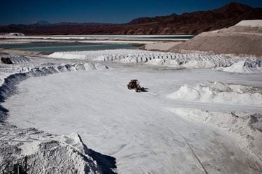 Bolivia elige a gigante de baterías chino CATL para ayudar en la explotación de su litio