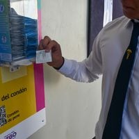 Reponen e implementan dispensadores de preservativos en 11 liceos de Santiago: alcaldesa Hassler explicó la medida
