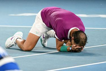 Rafael Nadal rompe en llanto tras vencer al ruso Daniil Medvedev, en la final del Abierto de Australia 2022.