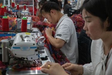 Trabajadores cosiendo ropa en una planta de producción de Shein en Guangzhou, China. FOTO: GILLES SABRIE PARA EL WALL STREET JOURNAL