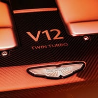 Larga vida al V12: Aston Martin anuncia su motor más potente hasta la fecha 